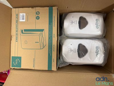 emballage d'une boîte contenant trois distributeurs de papier toilette blancs