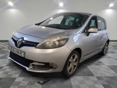 la photo d'une voiture argentée sur un sol en damier