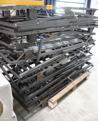 un gros tas d'objets métalliques posés sur une palette dans un entrepôt