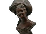 buste en bronze représentant une femme coiffée d'un chapeau