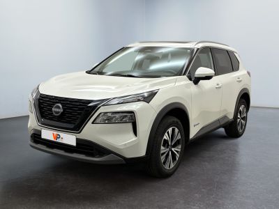 un SUV Nissan blanc garé dans une pièce au sol noir