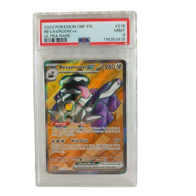 La carte Pokémon se trouve dans un étui en plastique transparent sur fond blanc.