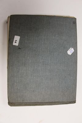 un livre posé sur une table blanche