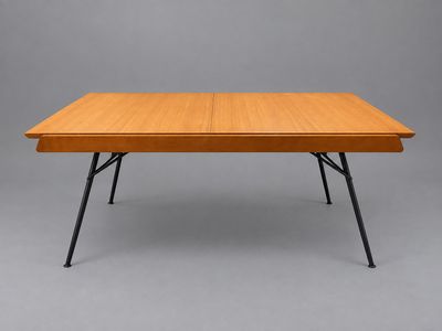 une table avec un plateau en bois et des pieds noirs