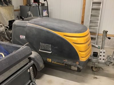 une machine qui se trouve dans un garage