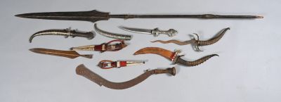 de nombreux types d'armes exposés sur un fond blanc