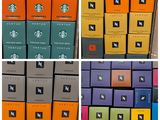 Plusieurs boîtes de café sont empilées les unes sur les autres