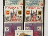 trois timbres différents exposés au mur