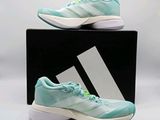 Chaussures adidas adizer dans une boîte sur fond blanc