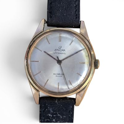 une montre posée sur un bracelet en cuir noir
