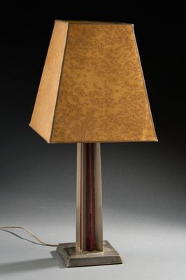 une photo d'une lampe de table surmontée d'un abat-jour marron