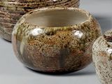 trois vases posés l'un à côté de l'autre sur une table