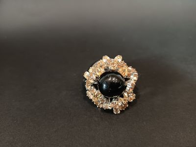CHRISTIAN DIOR Broche en métal serti d'un cabochon noir et s…