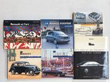 plusieurs livres posés sur une table, avec une voiture devant