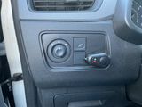 un gros plan sur le tableau de bord d'une voiture