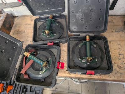 Plusieurs types d'outils se trouvent dans une mallette posée sur une table en bois