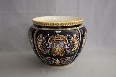 un vase noir et doré posé sur une table