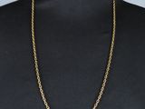 un collier à chaîne en or sur un mannequin mannequin mannequin mannequin mannequin mannequin mannequin mannequin mannequin mannequin