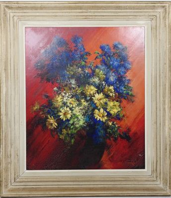 une peinture à l'huile représentant un vase de fleurs sur fond rouge