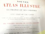 une enseigne portant l'inscription « Atlas Illustre » sur la façade d'un immeuble