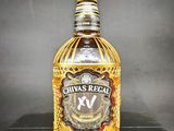 une photo d'une bouteille de Chivas Regal posée sur une table noire