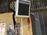 une table sur laquelle sont posés plusieurs objets et une personne tenant un parapluie