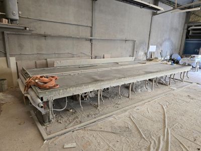 une longue table placée au milieu d'une pièce