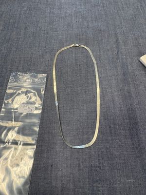 un morceau de métal posé par terre à côté d'un morceau de plastique