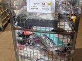 un chariot métallique contenant beaucoup d'objets