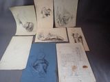 Plusieurs dessins représentant la tête et les mains d'une femme sont exposés sur une table.