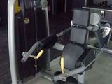 une photo d'une salle de sport avec un appareil et d'autres équipements
