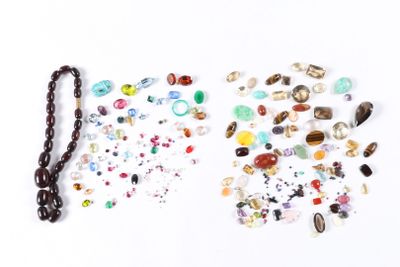 beaucoup de perles, encore et encore, sur un fond blanc