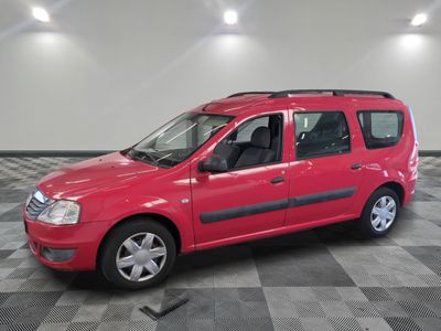 une photo d'une camionnette rouge garée dans un garage
