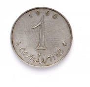 un gros plan d'une pièce d'un cent sur fond blanc