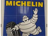 une enseigne « Michel Michel » accrochée au mur d'un garage