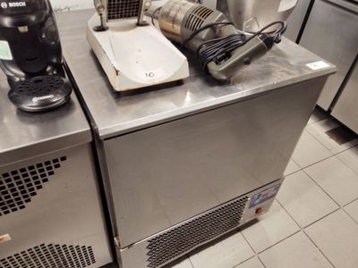 plan de travail en acier inoxydable dans une cuisine professionnelle, équipé d'un mixeur et d'une cafetière