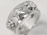 un gros plan d'une bague sertie de diamants