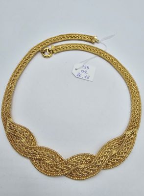 un collier en or avec un motif tressé sur fond blanc
