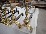 deux bougies dorées posées sur une table dans une boutique