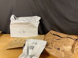trois sacs de nourriture posés sur une table en bois