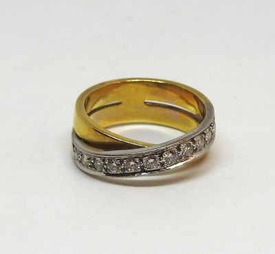 une image représentant une bague en or et en argent sertie de diamants