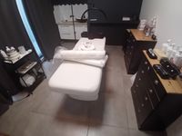1 table de soin électrique, 2 commodes à 6 tiroirs, 2 desser…