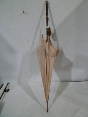 un parapluie posé à l'envers sur une surface blanche