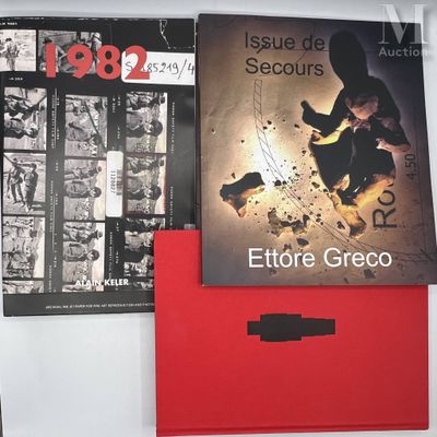deux livres posés sur une table, à côté d'un dossier rouge
