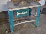 a machine that is sitting on a table in a garage
