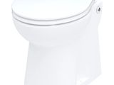 La cuvette des toilettes est propre et prête à être utilisée dans la salle de bains.