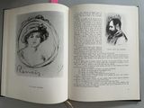 un livre ouvert sur lequel figure le dessin d'une femme