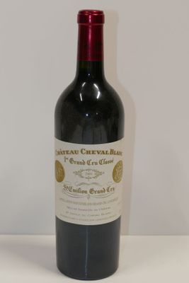 une bouteille de vin posée sur une table