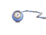 une petite horloge bleue suspendue à une chaîne sur fond blanc