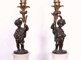 paire de figurines anciennes en bronze représentant un garçon et une fille sur des socles